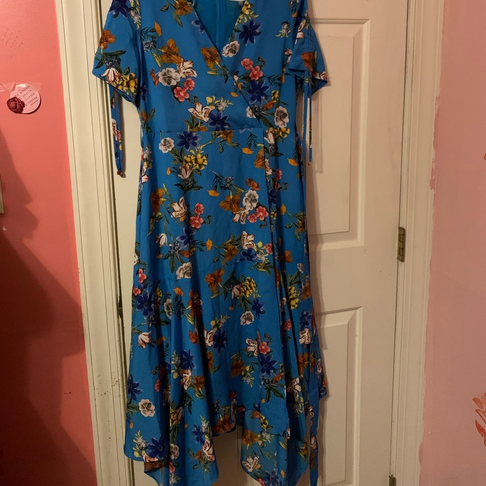 Beautiful flora Calvin Klein dress, with slit and tie. Not a wrap dress.